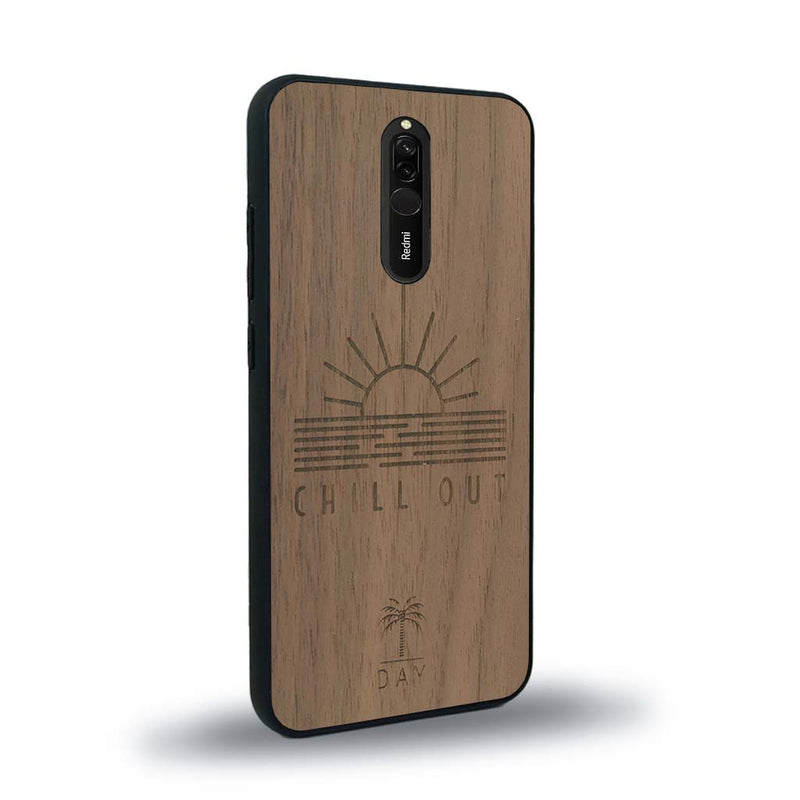 Coque de protection en bois véritable fabriquée en France pour Xiaomi Mi 9T sur le thème chill avec un motif représentant un couché de soleil sur l'océan et la phrase "Chill out"