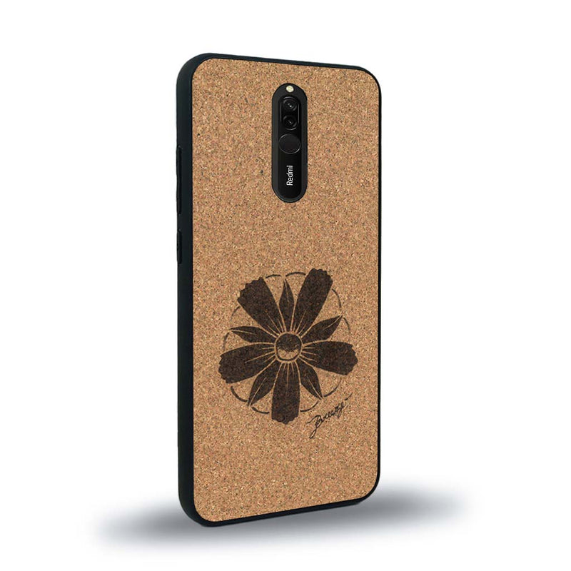 Coque de protection en bois véritable fabriquée en France pour Xiaomi Mi 9T sur le thème des fleurs et de la montagne avec un motif de gravure représentant les pétales d'une fleur des montagnes