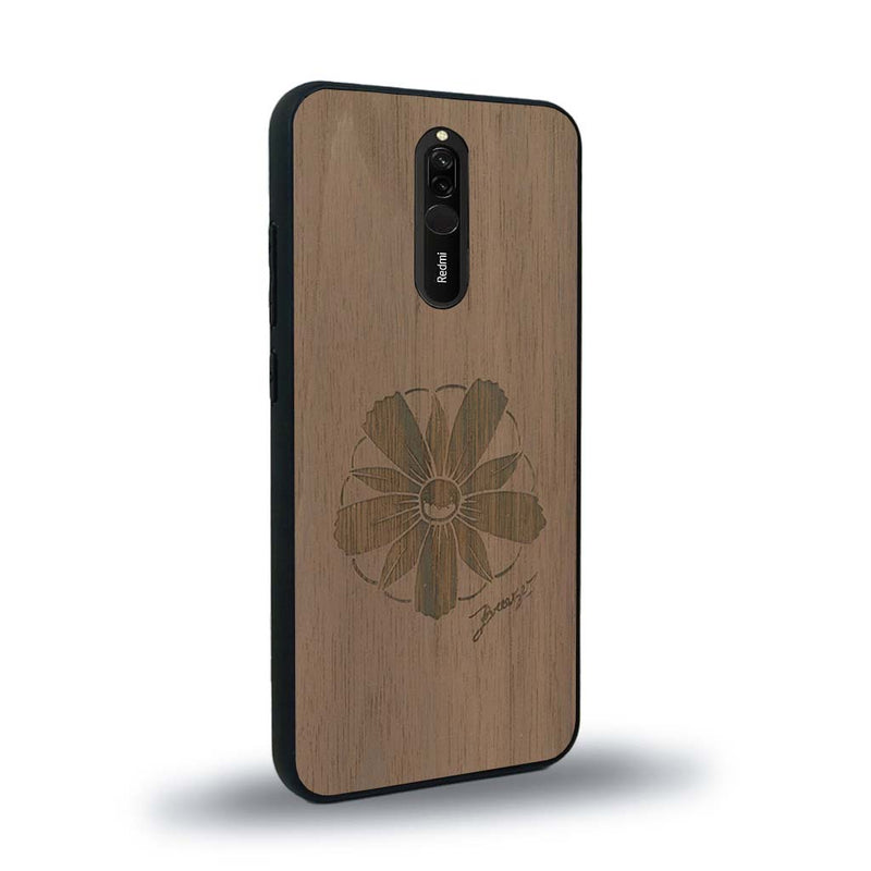 Coque de protection en bois véritable fabriquée en France pour Xiaomi Mi 9T sur le thème des fleurs et de la montagne avec un motif de gravure représentant les pétales d'une fleur des montagnes