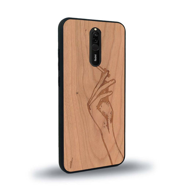 Coque de protection en bois véritable fabriquée en France pour Xiaomi Mi 9T représentant une main de femme tenant une cigarette de type line art en collaboration avec l'artiste Maud Dabs