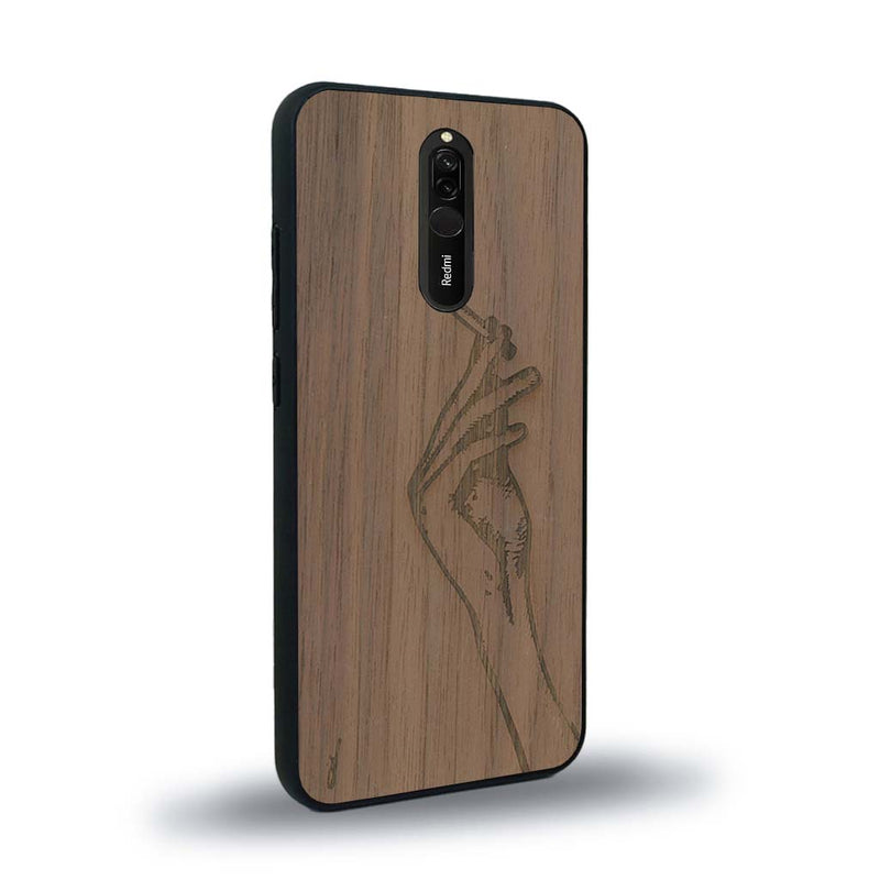 Coque de protection en bois véritable fabriquée en France pour Xiaomi Mi 9T représentant une main de femme tenant une cigarette de type line art en collaboration avec l'artiste Maud Dabs