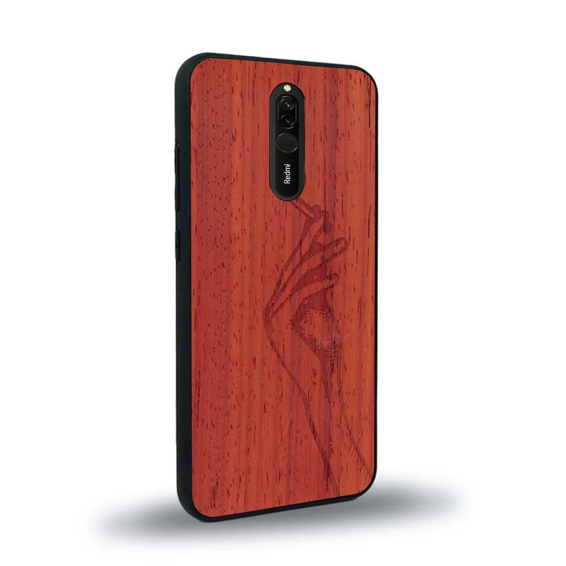 Coque de protection en bois véritable fabriquée en France pour Xiaomi Mi 9T représentant une main de femme tenant une cigarette de type line art en collaboration avec l'artiste Maud Dabs