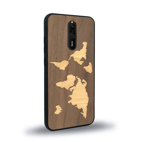 Coque de protection en bois véritable fabriquée en France pour Xiaomi Mi 9T alliant du bambou et du noyer sur le thème du voyage et de l'aventure représentant une mappemonde