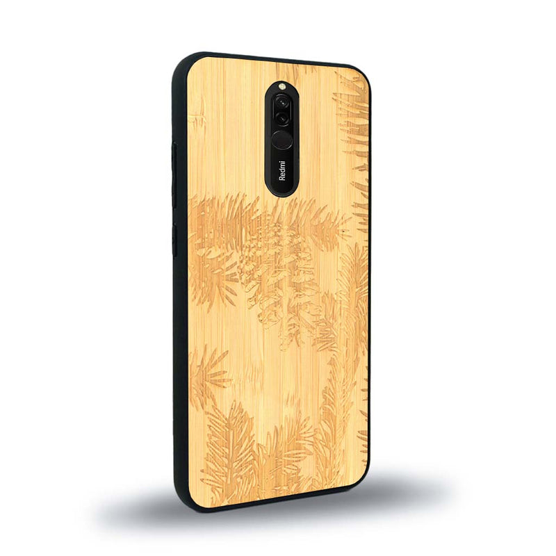 Coque de protection en bois véritable fabriquée en France pour Xiaomi Mi 9T sur le thème de la nature des arbres avec un motif de gravure représentant des épines de sapin et des pommes de pin