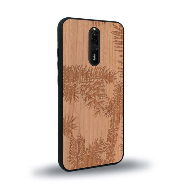 Coque de protection en bois véritable fabriquée en France pour Xiaomi Mi 9T sur le thème de la nature des arbres avec un motif de gravure représentant des épines de sapin et des pommes de pin