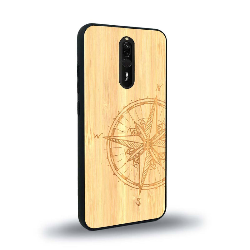 Coque de protection en bois véritable fabriquée en France pour Xiaomi Mi 9T avec une gravure "rose des vents" sur le thème nautique et de l'océan qui s'inspire des boussoles de pirate