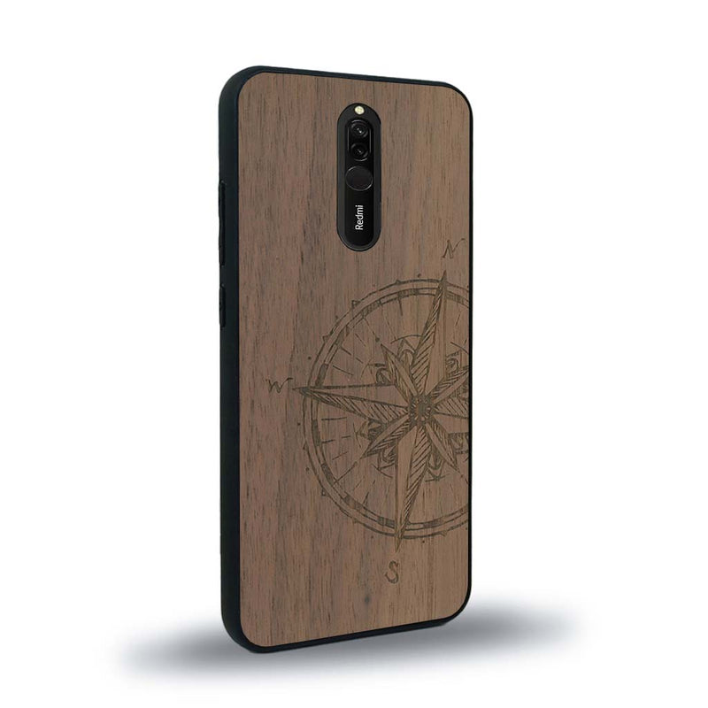 Coque de protection en bois véritable fabriquée en France pour Xiaomi Mi 9T avec une gravure "rose des vents" sur le thème nautique et de l'océan qui s'inspire des boussoles de pirate