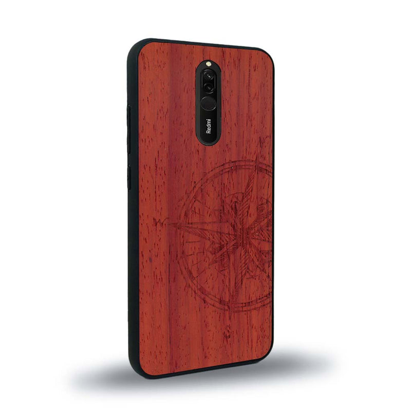 Coque de protection en bois véritable fabriquée en France pour Xiaomi Mi 9T avec une gravure "rose des vents" sur le thème nautique et de l'océan qui s'inspire des boussoles de pirate