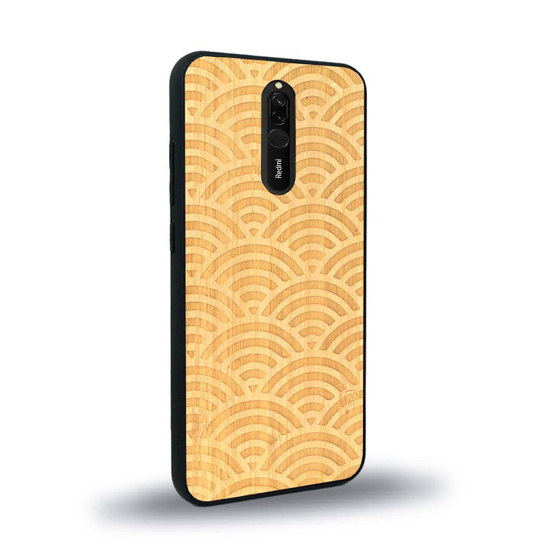 Coque de protection en bois véritable fabriquée en France pour Xiaomi Mi 9T baptisée "La Sinjak" avec un motif de gravure abstrait représentant la répétition d'un symbole wifi