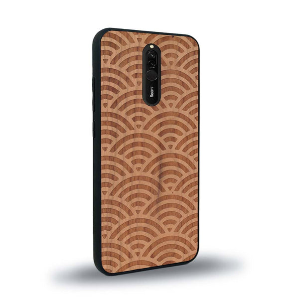 Coque de protection en bois véritable fabriquée en France pour Xiaomi Mi 9T baptisée "La Sinjak" avec un motif de gravure abstrait représentant la répétition d'un symbole wifi
