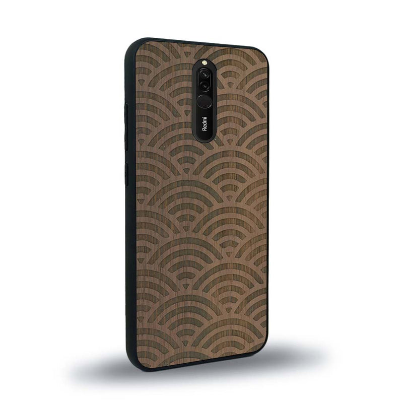 Coque de protection en bois véritable fabriquée en France pour Xiaomi Mi 9T baptisée "La Sinjak" avec un motif de gravure abstrait représentant la répétition d'un symbole wifi