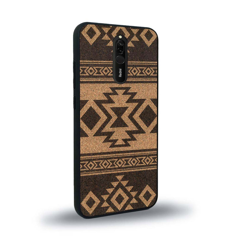 Coque de protection en bois véritable fabriquée en France pour Xiaomi Mi 9T avec des motifs géométriques s'inspirant des temples aztèques, mayas et incas