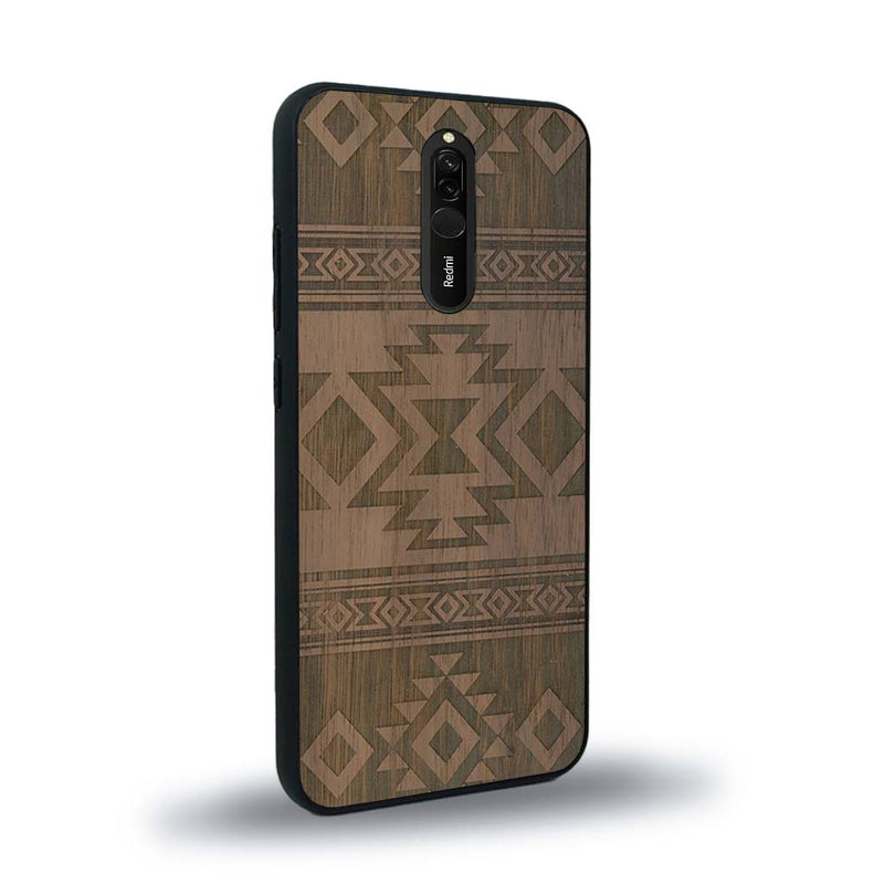 Coque de protection en bois véritable fabriquée en France pour Xiaomi Mi 9T avec des motifs géométriques s'inspirant des temples aztèques, mayas et incas