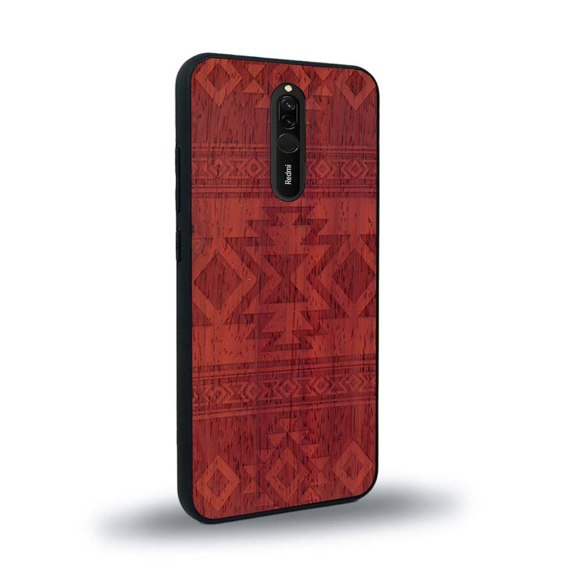 Coque de protection en bois véritable fabriquée en France pour Xiaomi Mi 9T avec des motifs géométriques s'inspirant des temples aztèques, mayas et incas