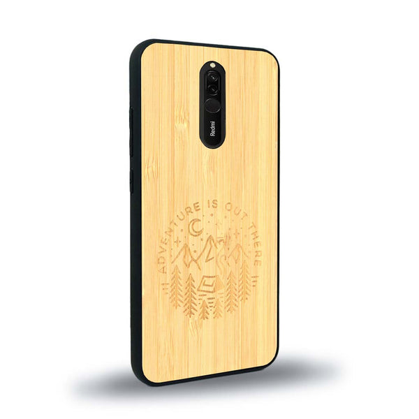 Coque de protection en bois véritable fabriquée en France pour Xiaomi Mi 9T sur le thème du camping en pleine nature et du bivouac avec la phrase "Aventure is out there"