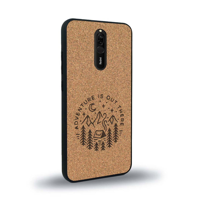 Coque de protection en bois véritable fabriquée en France pour Xiaomi Mi 9T sur le thème du camping en pleine nature et du bivouac avec la phrase "Aventure is out there"