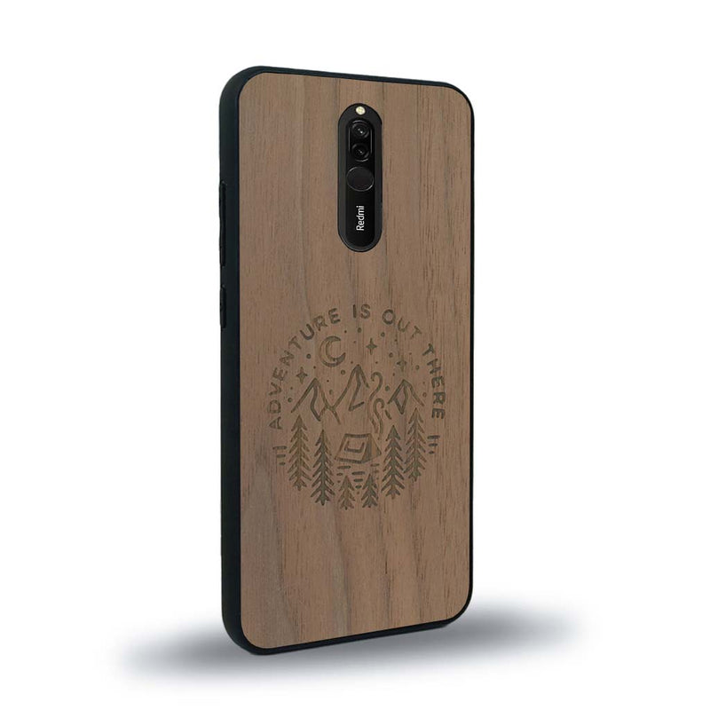 Coque de protection en bois véritable fabriquée en France pour Xiaomi Mi 9T sur le thème du camping en pleine nature et du bivouac avec la phrase "Aventure is out there"