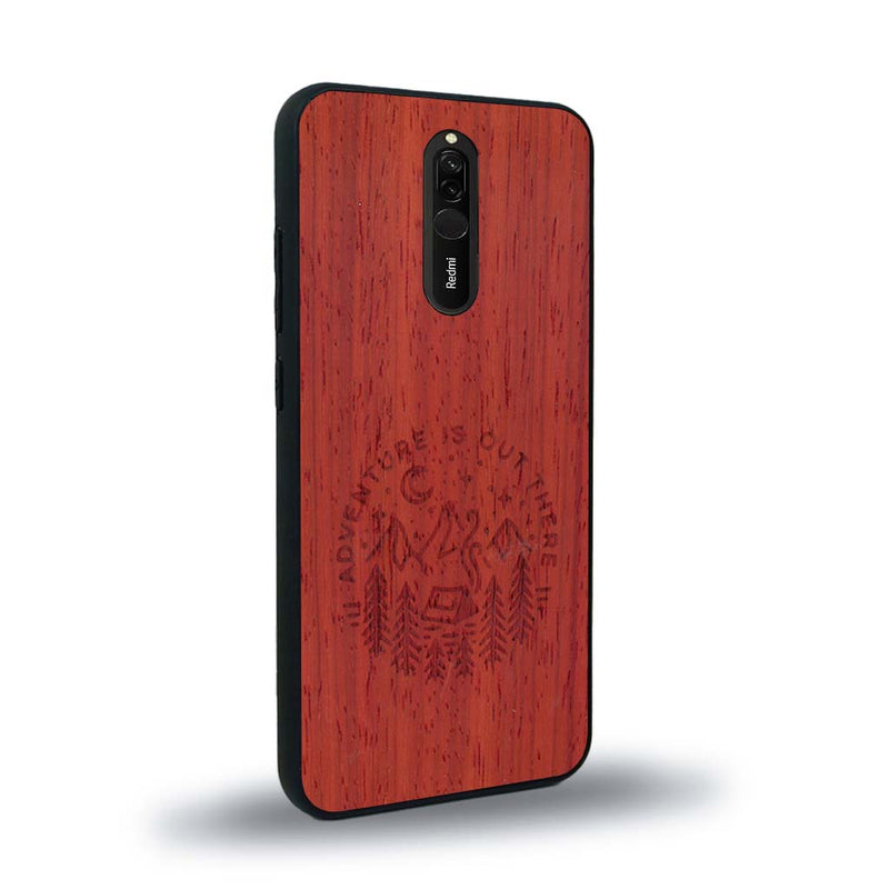 Coque de protection en bois véritable fabriquée en France pour Xiaomi Mi 9T sur le thème du camping en pleine nature et du bivouac avec la phrase "Aventure is out there"