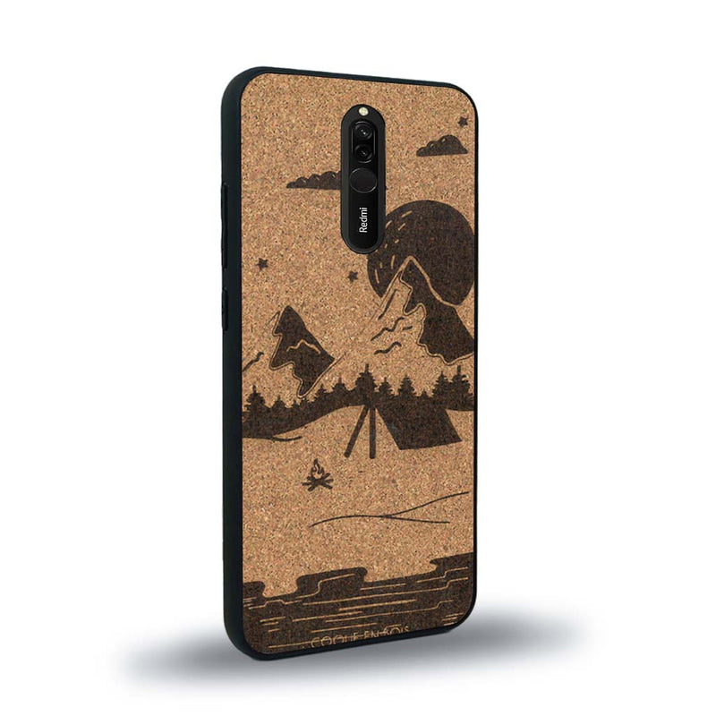 Coque de protection en bois véritable fabriquée en France pour Xiaomi Mi 9T sur le thème du camping en pleine nature représentant une tente avec un feu de camp entouré de montagnes