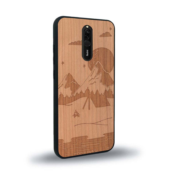 Coque de protection en bois véritable fabriquée en France pour Xiaomi Mi 9T sur le thème du camping en pleine nature représentant une tente avec un feu de camp entouré de montagnes