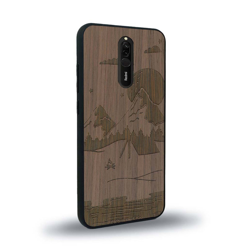 Coque de protection en bois véritable fabriquée en France pour Xiaomi Mi 9T sur le thème du camping en pleine nature représentant une tente avec un feu de camp entouré de montagnes