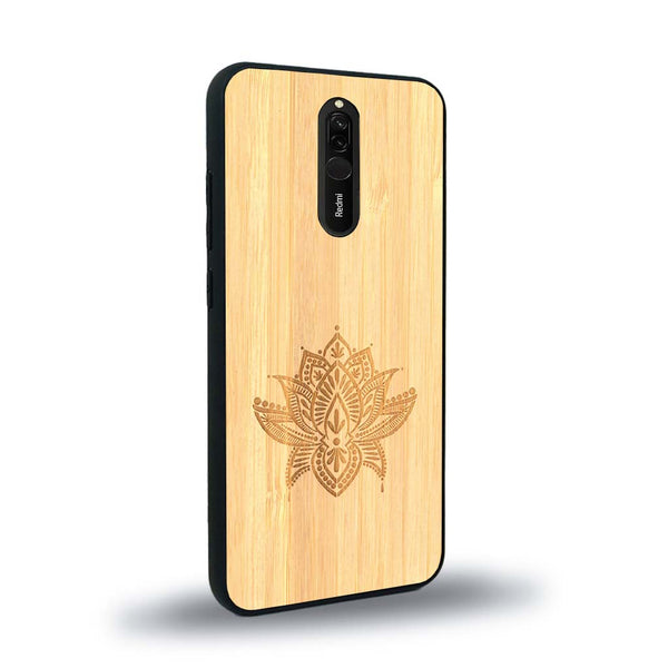 Coque de protection en bois véritable fabriquée en France pour Xiaomi Mi 9T sur le thème de la nature et du yoga avec une gravure zen représentant une fleur de lotus