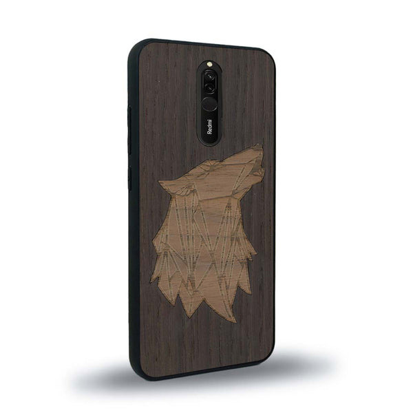 Coque de protection en bois véritable fabriquée en France pour Xiaomi Mi 9T alliant du chêne fumé et du noyer représentant une tête de loup géométrique de profil sur le thème des animaux et de la nature