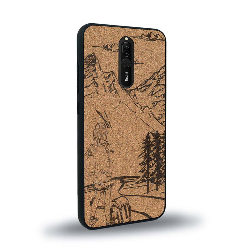 Coque de protection en bois véritable fabriquée en France pour Xiaomi Mi 9T sur le thème de la randonnée en montagne et de l'aventure avec une gravure représentant une femme de dos face à un paysage de nature