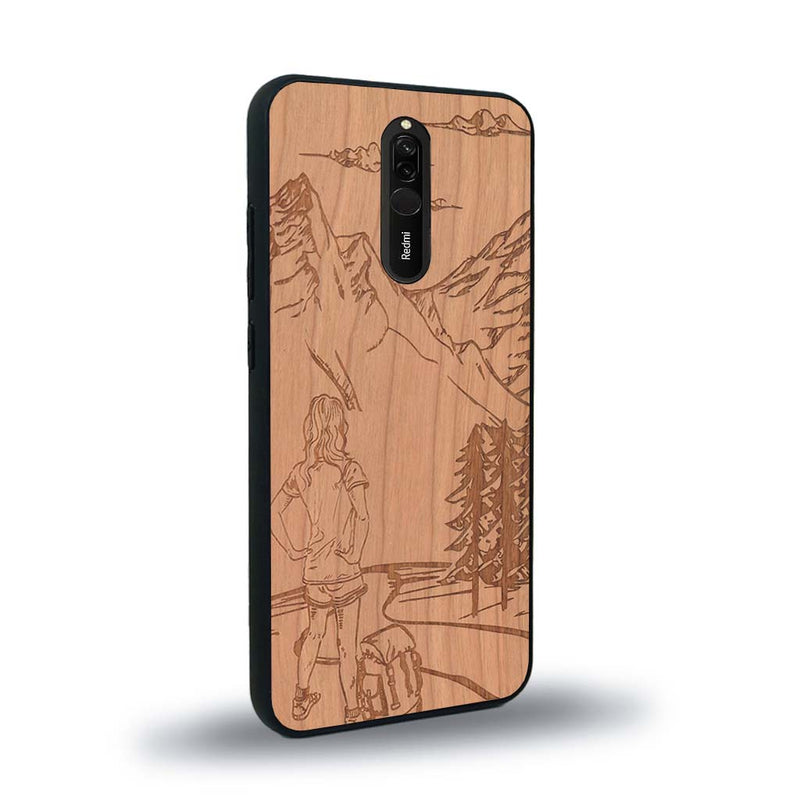 Coque de protection en bois véritable fabriquée en France pour Xiaomi Mi 9T sur le thème de la randonnée en montagne et de l'aventure avec une gravure représentant une femme de dos face à un paysage de nature