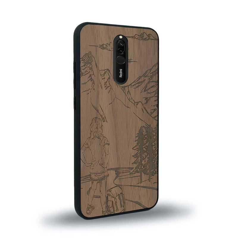 Coque de protection en bois véritable fabriquée en France pour Xiaomi Mi 9T sur le thème de la randonnée en montagne et de l'aventure avec une gravure représentant une femme de dos face à un paysage de nature