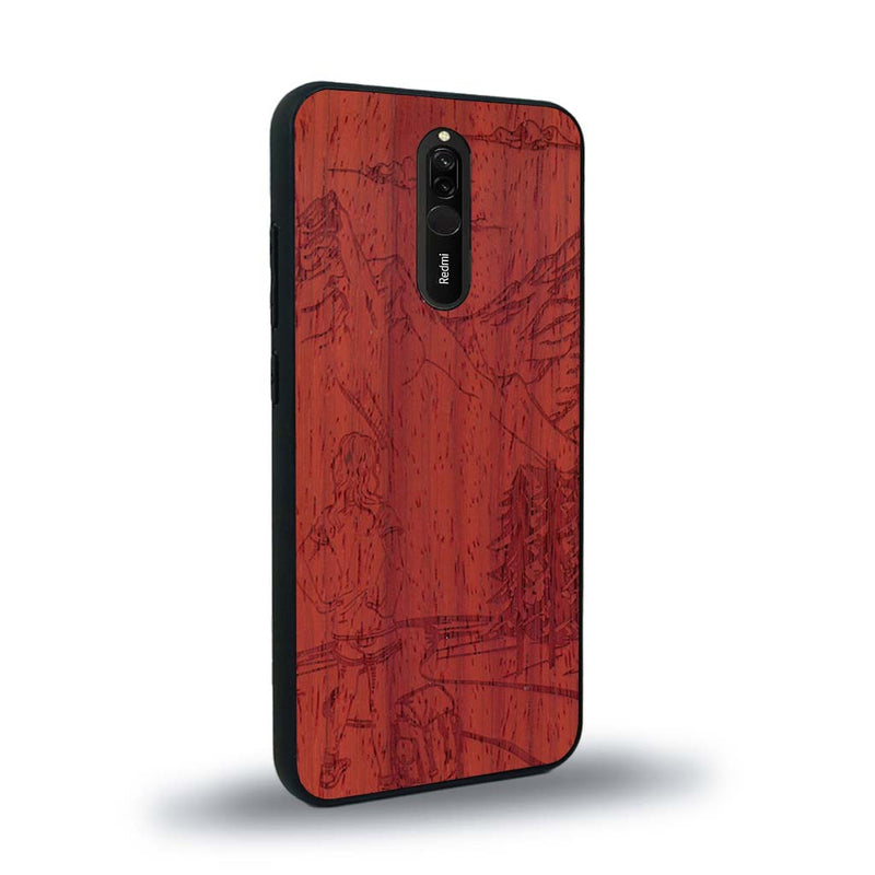 Coque de protection en bois véritable fabriquée en France pour Xiaomi Mi 9T sur le thème de la randonnée en montagne et de l'aventure avec une gravure représentant une femme de dos face à un paysage de nature