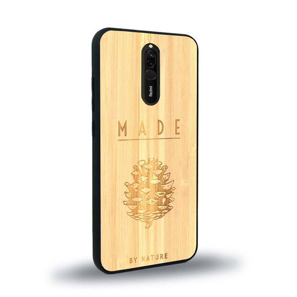 Coque de protection en bois véritable fabriquée en France pour Xiaomi Mi 9T sur le thème de la nature et des arbres avec une gravure représentant une pomme de pin et la phrase "made by nature"