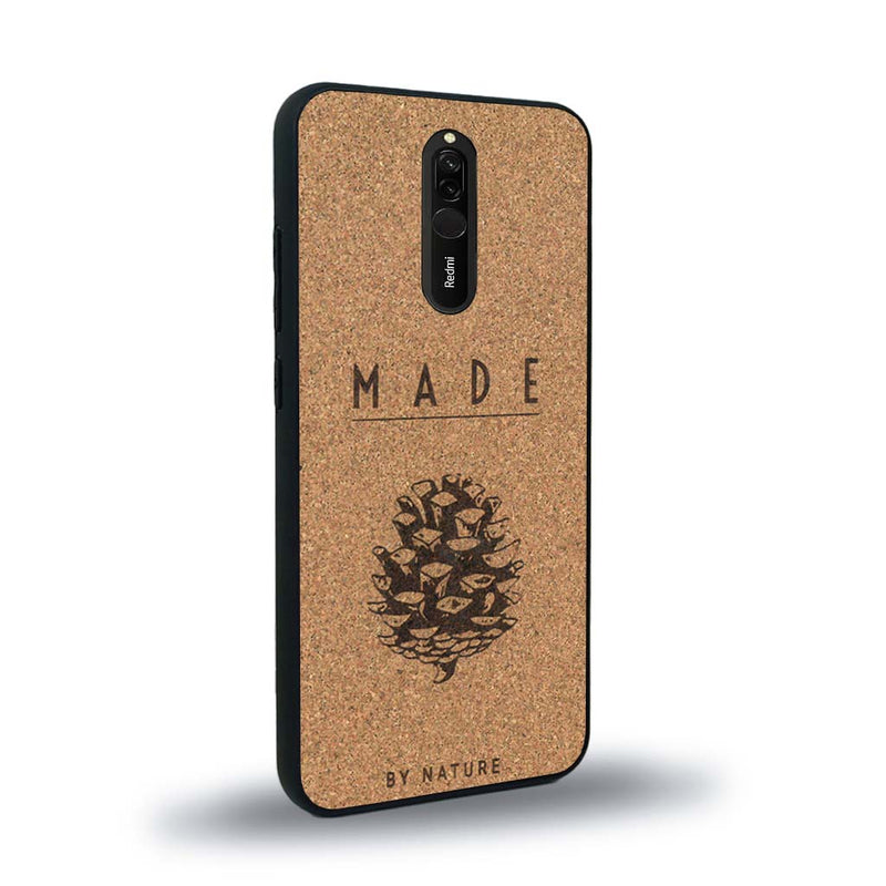 Coque de protection en bois véritable fabriquée en France pour Xiaomi Mi 9T sur le thème de la nature et des arbres avec une gravure représentant une pomme de pin et la phrase "made by nature"
