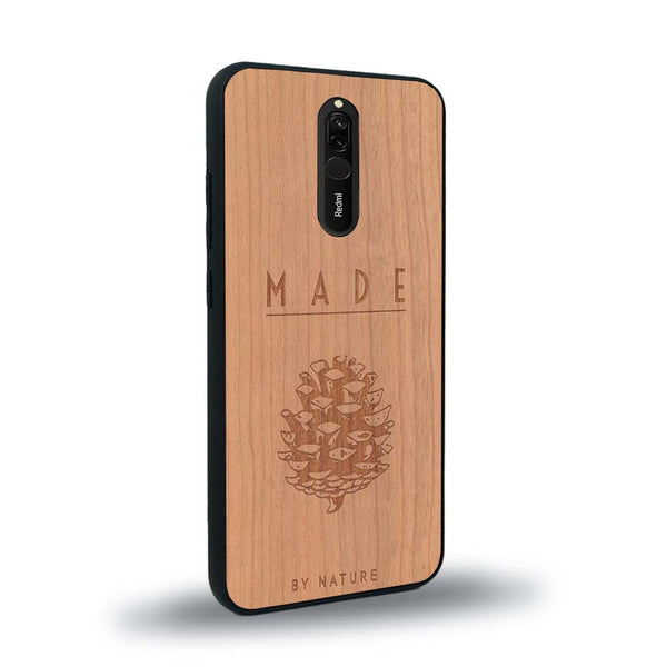 Coque de protection en bois véritable fabriquée en France pour Xiaomi Mi 9T sur le thème de la nature et des arbres avec une gravure représentant une pomme de pin et la phrase "made by nature"