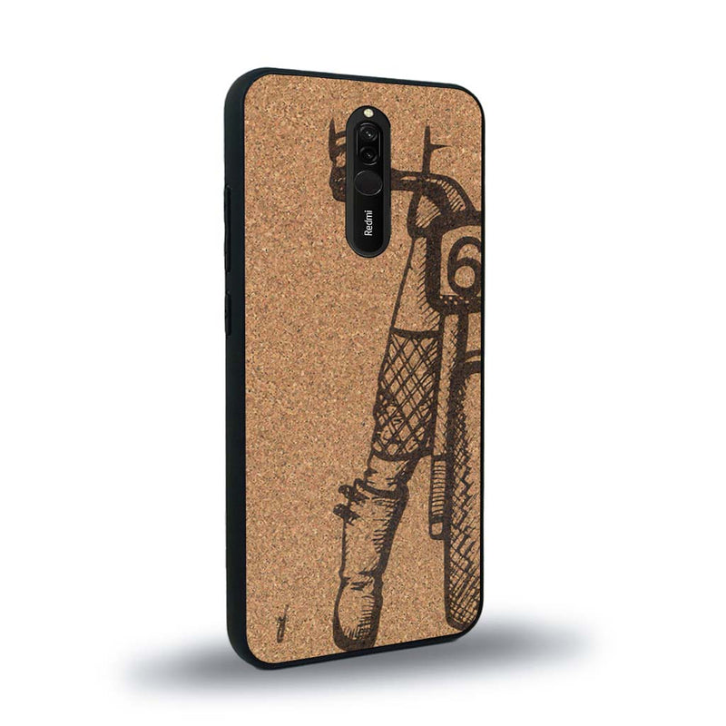 Coque de protection en bois véritable fabriquée en France pour Xiaomi Mi 9T représentant une vue de face d'une femme sur une moto vintage dessinée à la main par l'artiste Maud Dabs