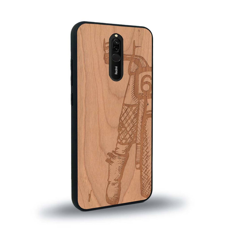 Coque de protection en bois véritable fabriquée en France pour Xiaomi Mi 9T représentant une vue de face d'une femme sur une moto vintage dessinée à la main par l'artiste Maud Dabs