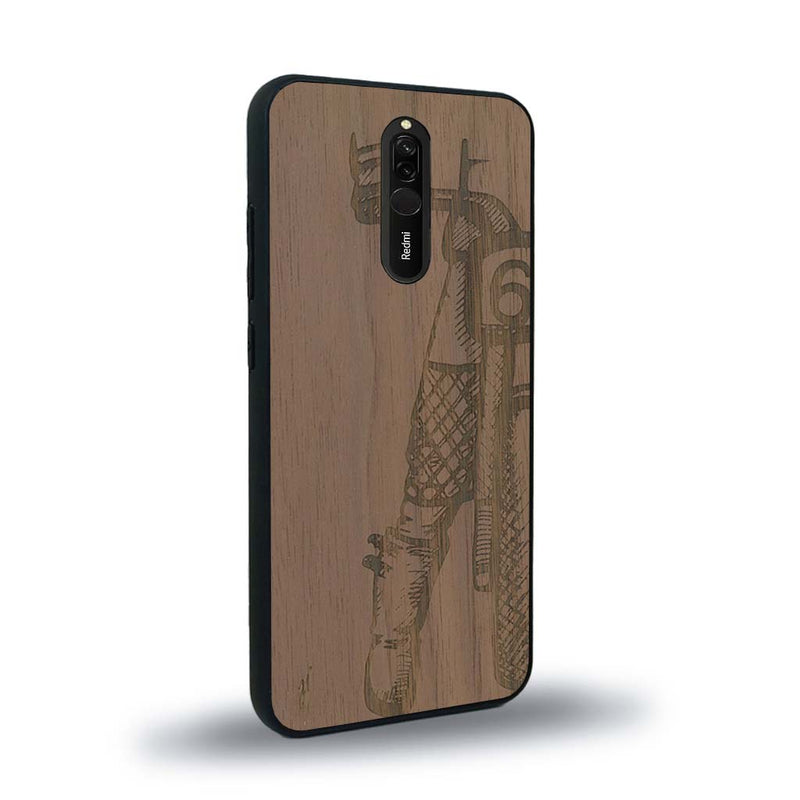 Coque de protection en bois véritable fabriquée en France pour Xiaomi Mi 9T représentant une vue de face d'une femme sur une moto vintage dessinée à la main par l'artiste Maud Dabs