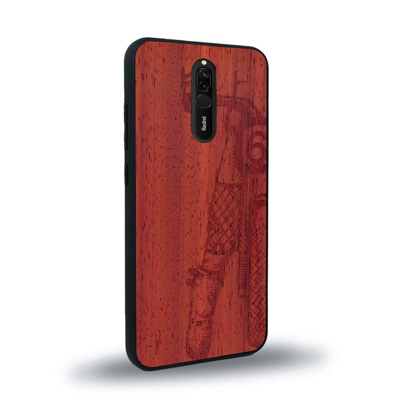 Coque de protection en bois véritable fabriquée en France pour Xiaomi Mi 9T représentant une vue de face d'une femme sur une moto vintage dessinée à la main par l'artiste Maud Dabs