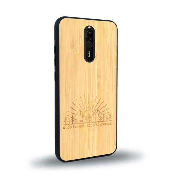 Coque de protection en bois véritable fabriquée en France pour Xiaomi Mi 9T sur le thème chill et nature avec un motif représentant un levé de soleil sur un paysage de montagne avec des sapins et un chalet et la phrase "Good friends, good adventure"