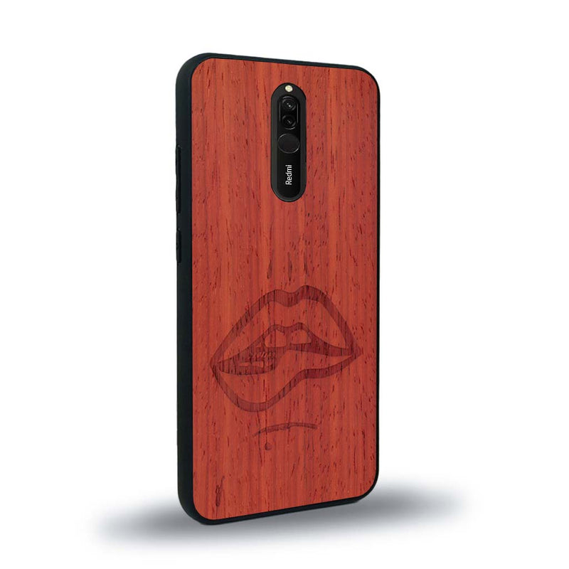 Coque de protection en bois véritable fabriquée en France pour Xiaomi Mi 9T représentant de manière minimaliste une bouche de féminine se mordant le coin de la lèvre de manière sensuelle dessinée à la main par l'artiste Maud Dabs