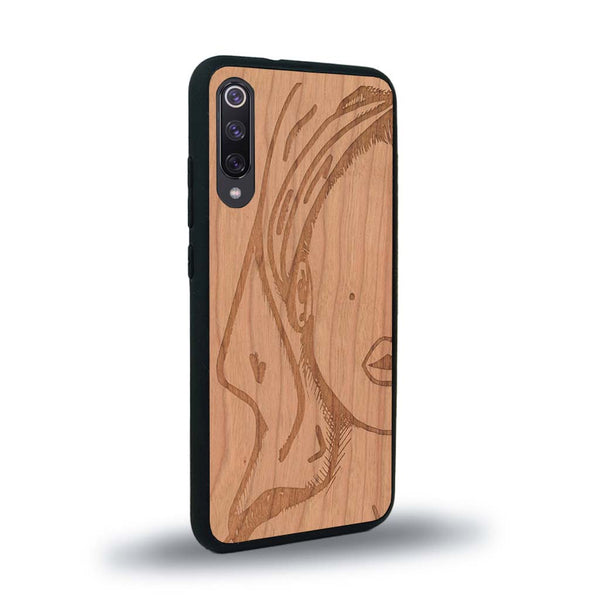 Coque de protection en bois véritable fabriquée en France pour Xiaomi Mi A3 représentant une silhouette féminine épurée de type line art en collaboration avec l'artiste Maud Dabs