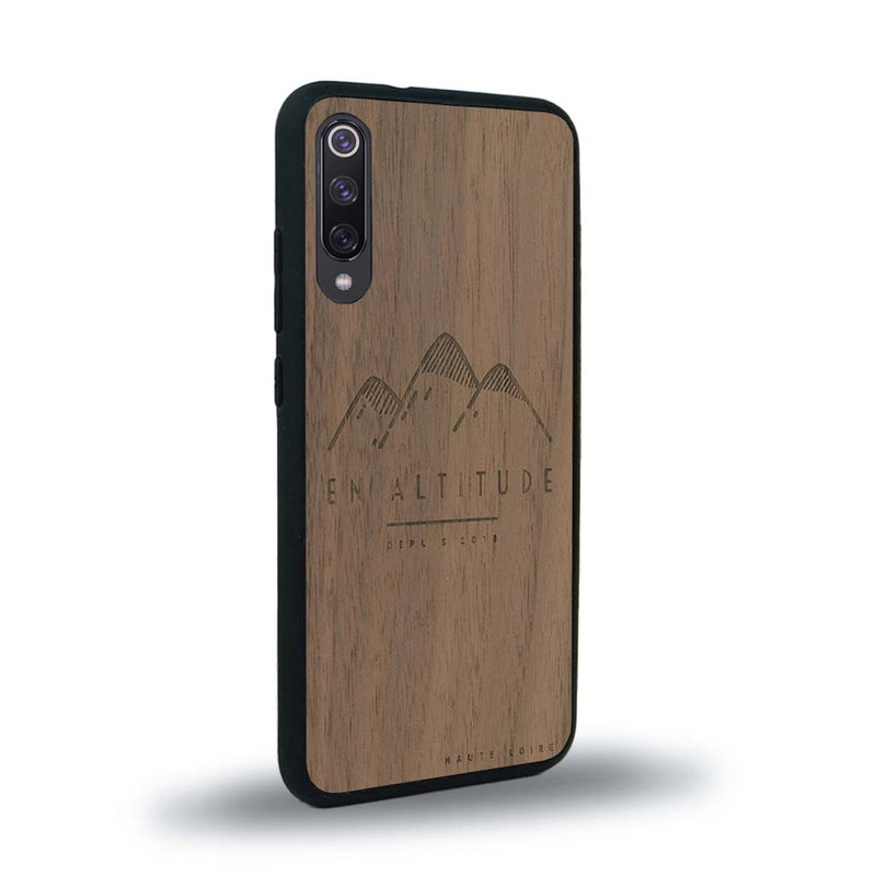 Coque de protection en bois véritable fabriquée en France pour Xiaomi Mi A3 représentant des montagnes, sur le thème de la randonnée en pleine nature et du trail
