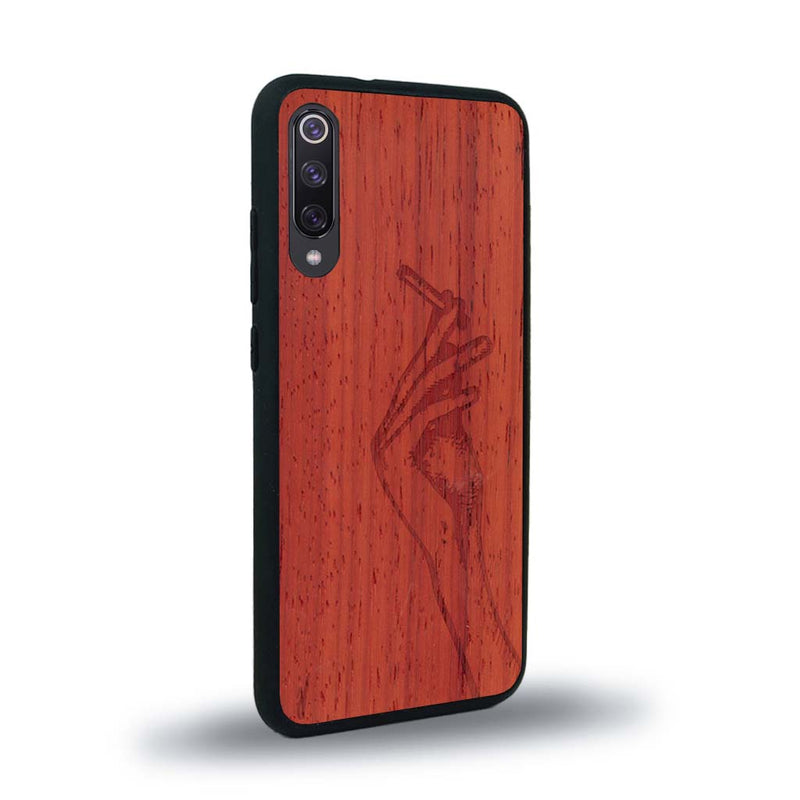 Coque de protection en bois véritable fabriquée en France pour Xiaomi Mi A3 représentant une main de femme tenant une cigarette de type line art en collaboration avec l'artiste Maud Dabs