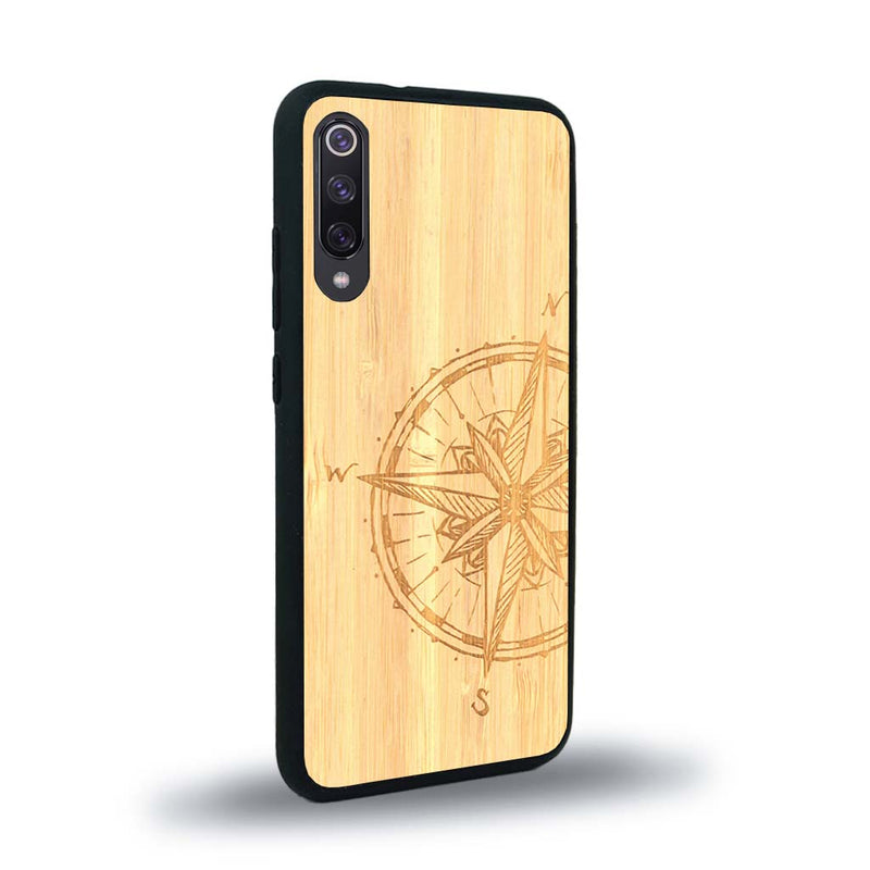 Coque de protection en bois véritable fabriquée en France pour Xiaomi Mi A3 avec une gravure "rose des vents" sur le thème nautique et de l'océan qui s'inspire des boussoles de pirate