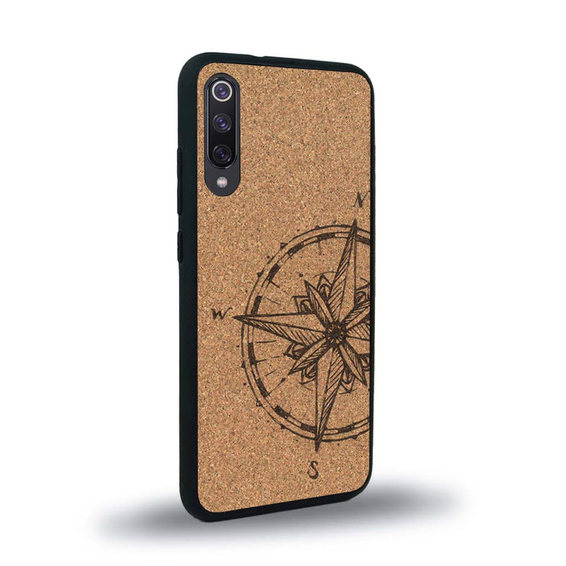 Coque de protection en bois véritable fabriquée en France pour Xiaomi Mi A3 avec une gravure "rose des vents" sur le thème nautique et de l'océan qui s'inspire des boussoles de pirate