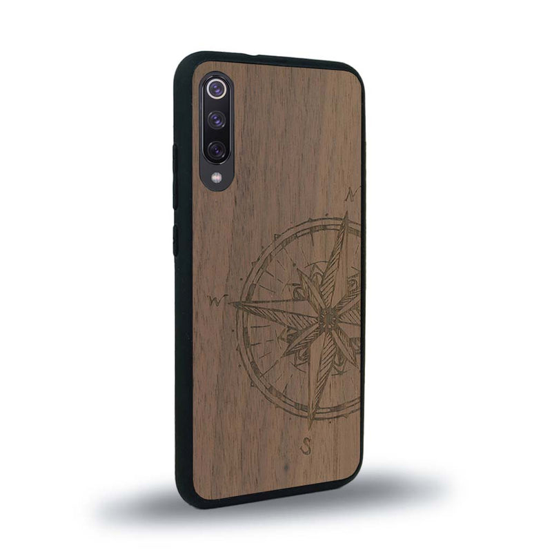 Coque de protection en bois véritable fabriquée en France pour Xiaomi Mi A3 avec une gravure "rose des vents" sur le thème nautique et de l'océan qui s'inspire des boussoles de pirate