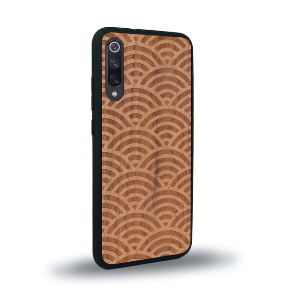 Coque de protection en bois véritable fabriquée en France pour Xiaomi Mi A3 baptisée "La Sinjak" avec un motif de gravure abstrait représentant la répétition d'un symbole wifi