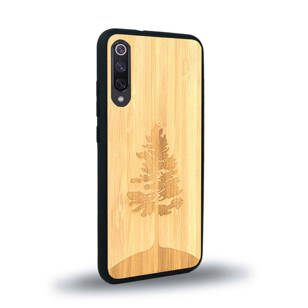 Coque de protection en bois véritable fabriquée en France pour Xiaomi Mi A3 sur le thème de la nature, de la fôret et de l'écoresponsabilité avec une gravure représentant un arbre 
