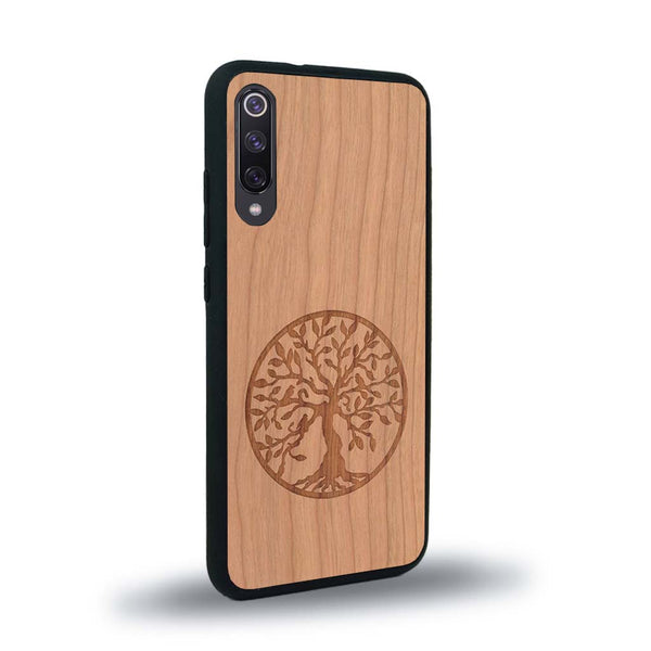 Coque de protection en bois véritable fabriquée en France pour Xiaomi Mi A3 sur le thème de la spiritualité et du yoga avec une gravure zen représentant un arbre de vie