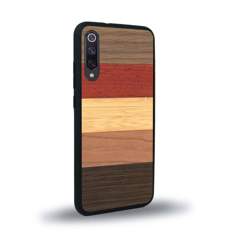 Coque de protection en bois véritable fabriquée en France pour Xiaomi Mi A3 alliant des bandes horizontales de bambou, merisier, padouk, noyer et chêne fumé